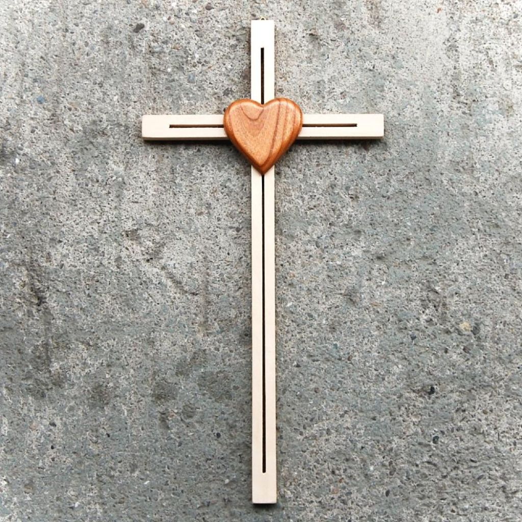 Jemný drevený kríž so srdcom