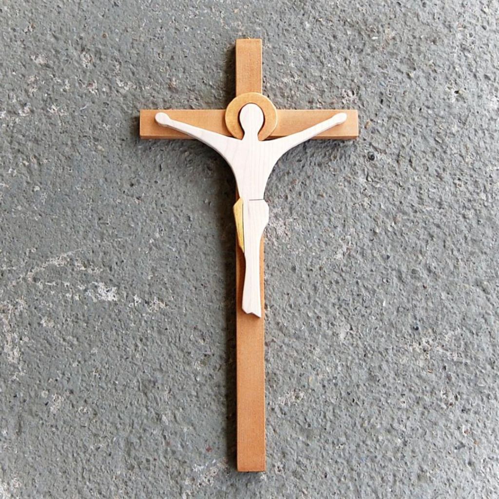 Moderný drevený nástenný kríž