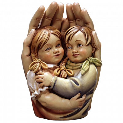 Chlapček a dievča v ochrannej ruke