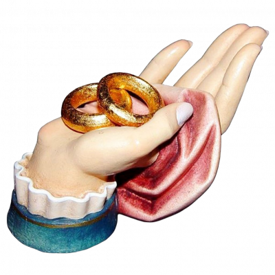 Svadobné prstene v dlani