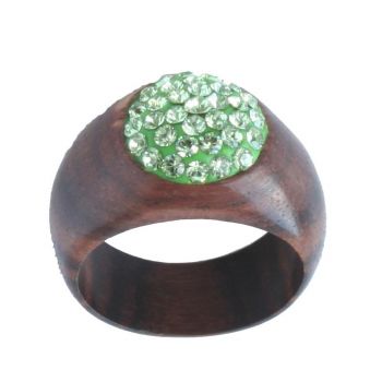 Drevený prsteň so zeleným krištáľom