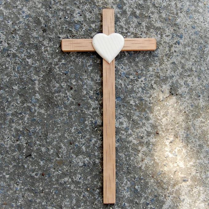 Stredný Drevený Kríž so Srdcom-drevený kríž-svadobný darček-darček novomanželom-kresťanské darčeky