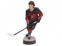 Drevená socha hokejistu