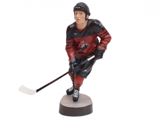 Drevená socha hokejistu