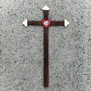 Tmavý Drevený Kríž s Krištáľovým Srdcom-drevený kríž-kríž so srdcom-darček pre novomanželov-kresťanské darčeky