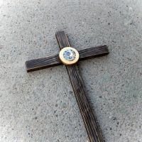 Moderný Drevený kríž s krištáľom