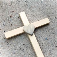 Drevený Kríž s Modrým Srdcom-drevený kríž- kríž s modrým srdcom-kríž pre novomanželov-kresťanské darčeky