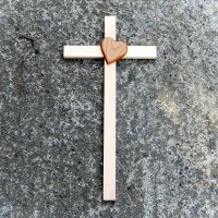 Jednoduchý Drevený Kríž so Srdcom-drevený kríž-svadobný darček-darček novomanželom-kresťanské darčeky