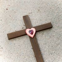 Drevený kríž s Krištáľovým Srdcom- drevený kríž-kríž s krištálovým srdcom-kresťanské darčeky