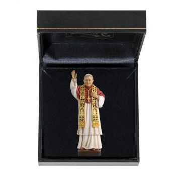 Pápež Benedikt XVI v darčekovom balení