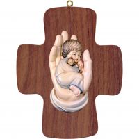 Chlapček v ochrannej ruke na kríži