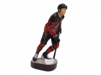 Drevená socha hokejistu