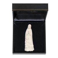 Panna Mária s malými pastiermi v darčekovom balení