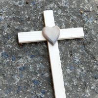 Malý Drevený krížik so Srdcom-drevený kríž-darček novomanželom-svadobný darček-narodeninový darček-krížik k narodeniu-kresťanské darčeky