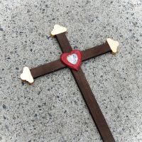 Tmavý Drevený Kríž s Krištáľovým Srdcom-drevený kríž-kríž so srdcom-darček pre novomanželov-kresťanské darčeky
