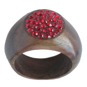 Drevený prsteň s červeným krištáľom