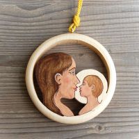Drevená dekorácia Matka a dieťa-závesná dekorácia