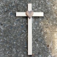 Malý Drevený krížik so Srdcom-drevený kríž-darček novomanželom-svadobný darček-narodeninový darček-krížik k narodeniu-kresťanské darčeky