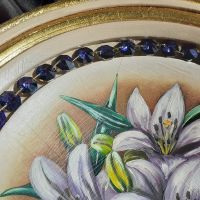 Drevená misa s ľaliou