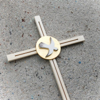 Drevený kríž s holubicou k Birmovke