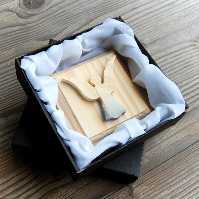 Drevený anjelik k Svätému prijímaniu