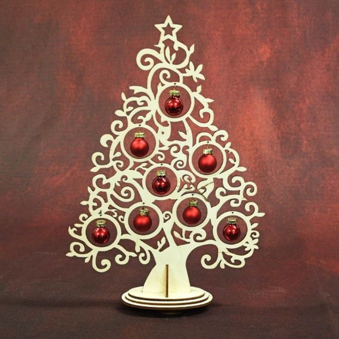 Drevený stromček s ozdôbkami