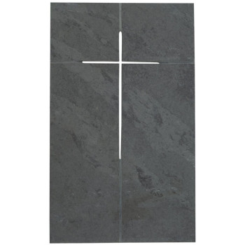 Kríž v tmavom kameni