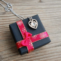 Drevený náhrdelník krištáľové srdce