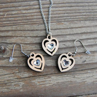 Drevený náhrdelník krištáľové srdce