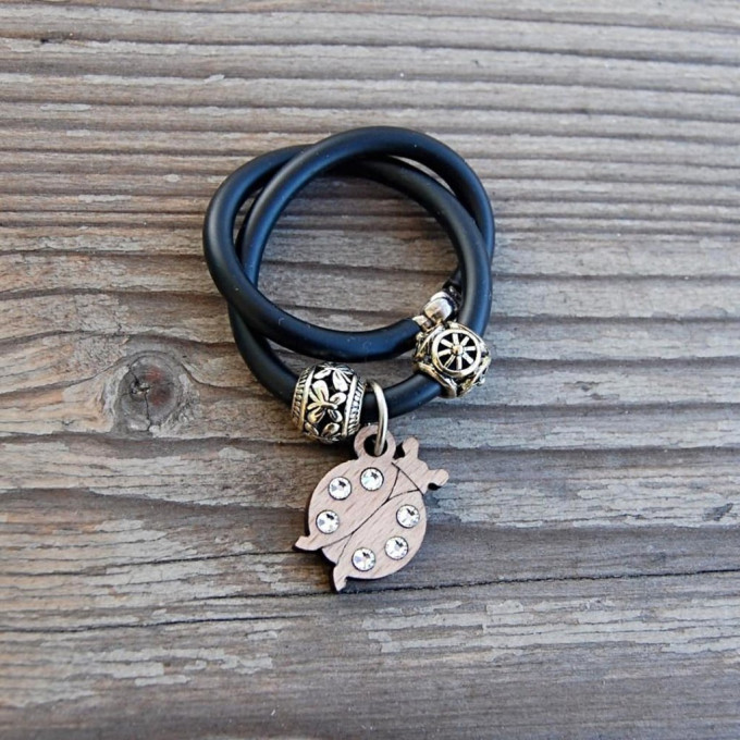 Drevený náramok Lienka - číry