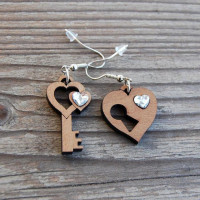 Drevené náušnice Kľúč a srdce