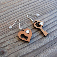 Drevené náušnice Kľúč a srdce