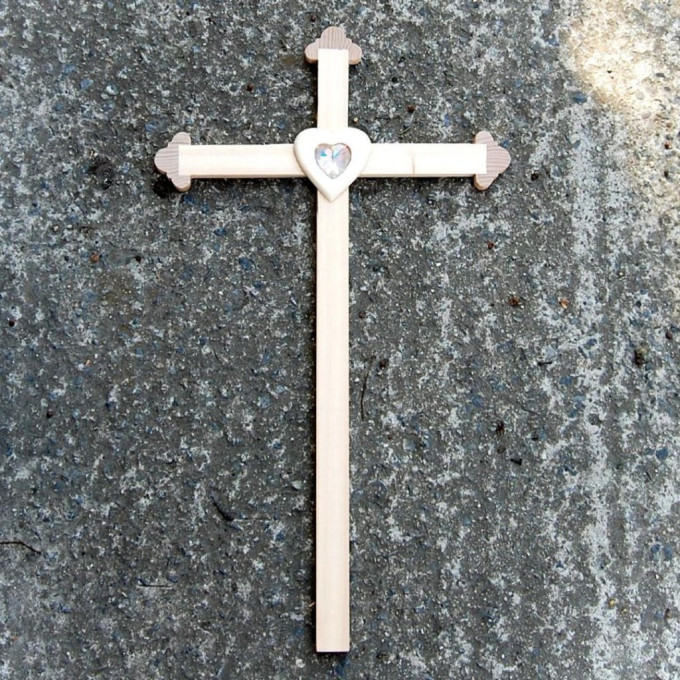 Veľký Drevený Kríž s Krištáľovým Srdcom