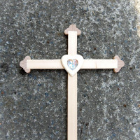 Veľký Drevený Kríž s Krištáľovým Srdcom