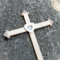 Veľký Drevený Kríž s Krištáľovým Srdcom