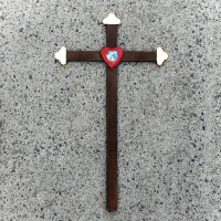 Tmavý Drevený Kríž s Krištáľovým Srdcom