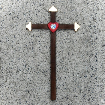 Tmavý Drevený Kríž s Krištáľovým Srdcom