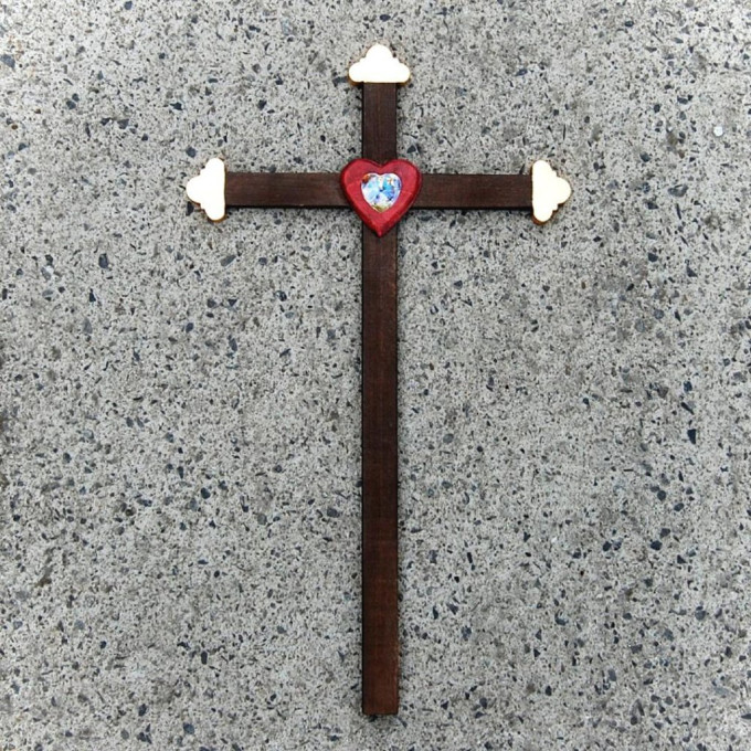 Tmavý Drevený Kríž s Krištáľovým Srdcom