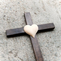 Tmavý drevený kríž so Srdcom