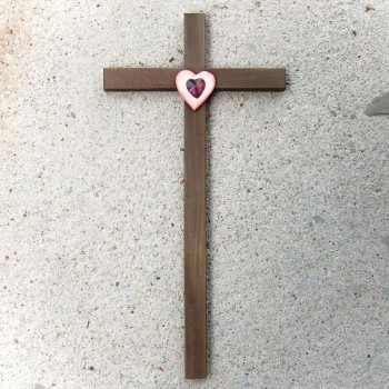 Drevený kríž s Krištáľovým Srdcom