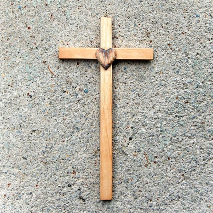 Malý Drevený Krížik so Srdcom