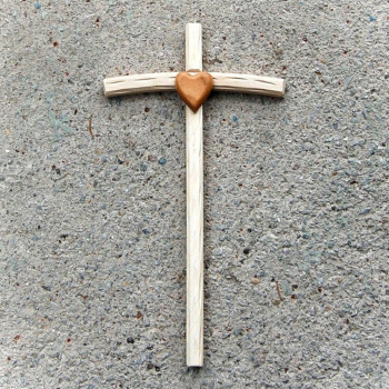 Malý Drevený Krížik so Srdcom