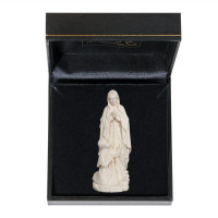 Panna Mária Lurdská s Bernadetou v darčekovom balení