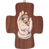 Chlapček v ochrannej ruke na kríži