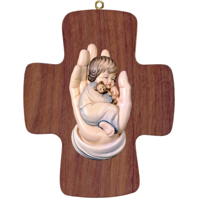 Chlapček v ochrannej ruke na kríži