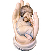 Chlapček v ochrannej ruke na zavesenie