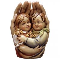 Chlapček a dievča v ochrannej dlani