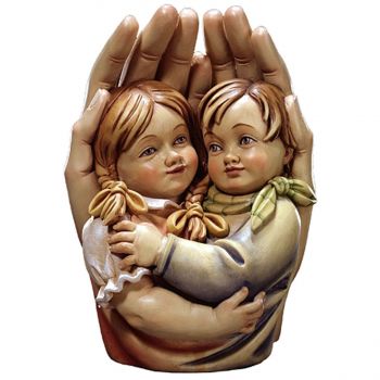 Chlapček a dievča v ochrannej dlani