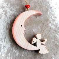 Drevený Mesiac s Anjelom -drevený mesiac-vianočná dekorácia-závesný drevený mesiac s anjelom-dekorácia pre deti