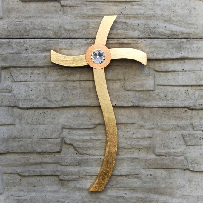 Zlatý Drevený kríž s krištáľom-darček pre novomanželov